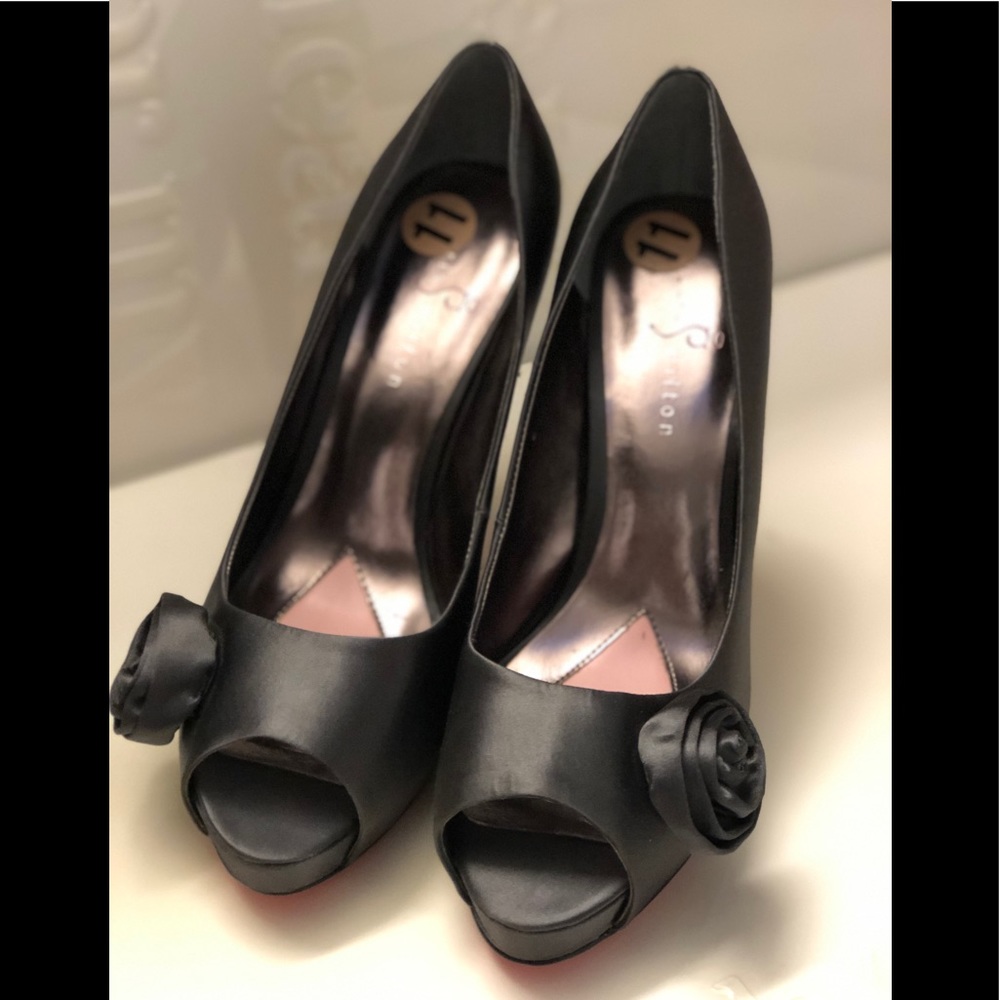 Paris Hilton rosette sz 11 pumps 5 in